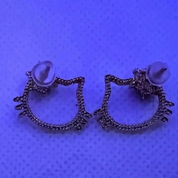 Hello Kitty | Kitty cat style post earrings. - Picture 6 of 7